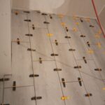 płytki porozmieszczane, przyklejone klejem, kołki dystansowe