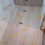 płytki porozmieszczane, przyklejone klejem, kołki dystansowe