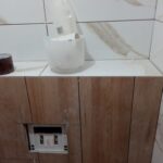 płytki porozmieszczane, przyklejone klejem, kołki dystansowe