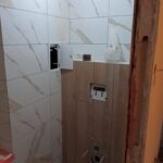 płytki porozmieszczane, przyklejone klejem, kołki dystansowe